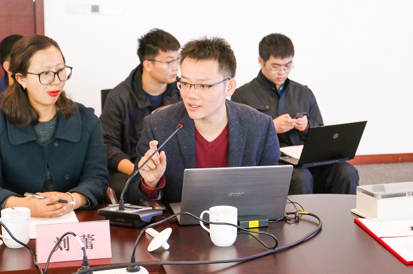 图4 美加墨世界杯官方网站海上装备与系统研究所副所长王鸿东介绍中国智能船艇挑战赛“海上争锋”竞赛方案.JPEG